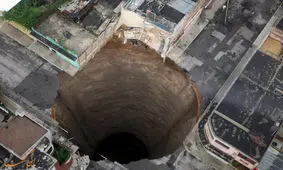 ايجاد حفره بسيار بزرگ در بيمارستان شهر ناپل ايتاليا و سقوط چندين خودرو در آن/ ویدئو