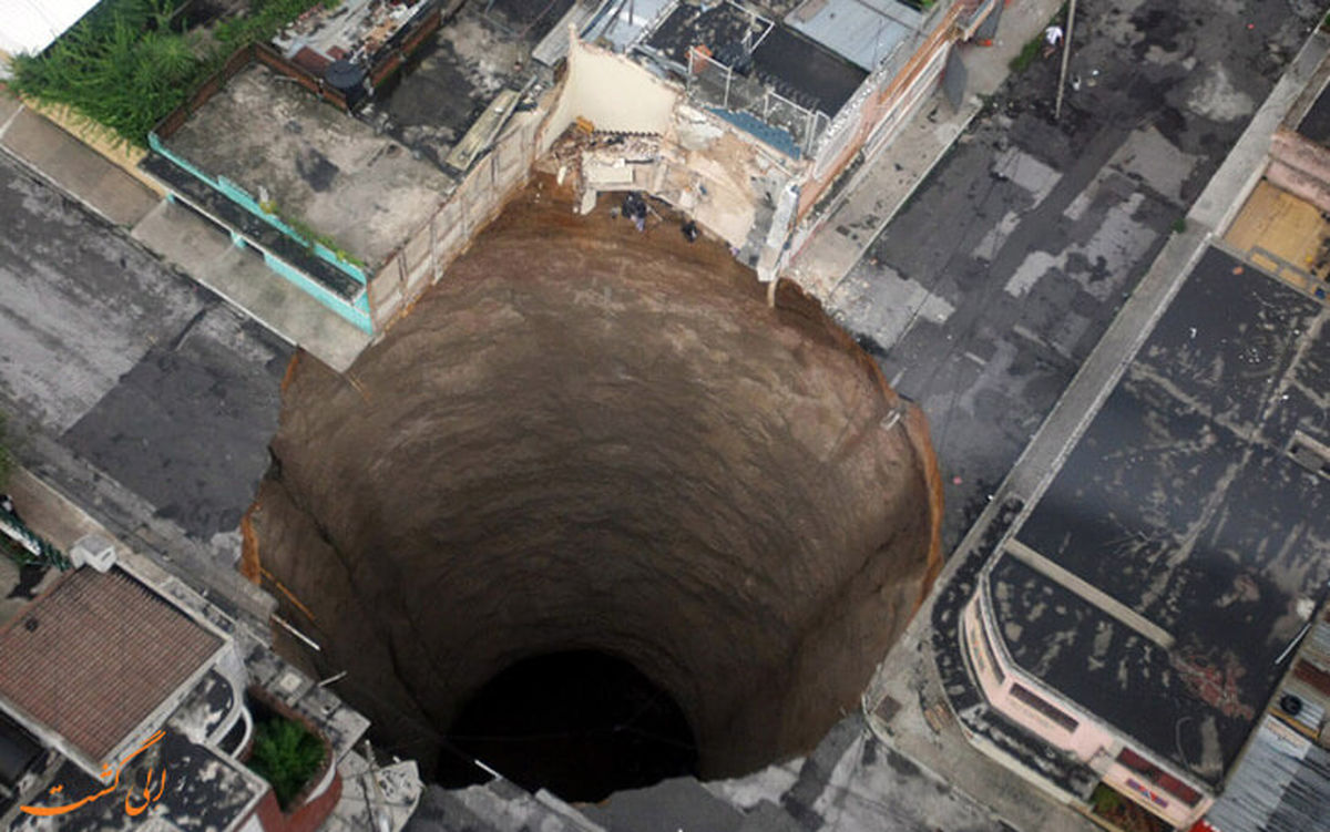 ايجاد حفره بسيار بزرگ در بيمارستان شهر ناپل ايتاليا و سقوط چندين خودرو در آن/ ویدئو