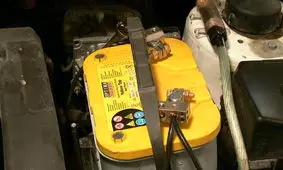 سرقت سریع باطری خودرو توسط یک زوج جوان/ ویدئو