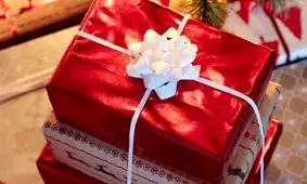 حیرت کاربران از هدیه عجیب زن جوان به مادربزرگش/ عکس