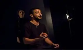 نخستین رپ‌خوان مرد ایران روی صحنه تئاتر