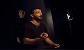 نخستین رپ‌خوان مرد ایران روی صحنه تئاتر