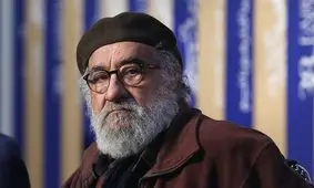 بوسه داریوش ارجمند بر تندیس سردار سلیمانی/ عکس