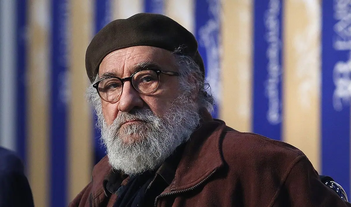 بوسه داریوش ارجمند بر تندیس سردار سلیمانی/ عکس