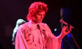 پیام‌های نفرت‌انگیز مردم برای بازیگر نقش دیوید بویی