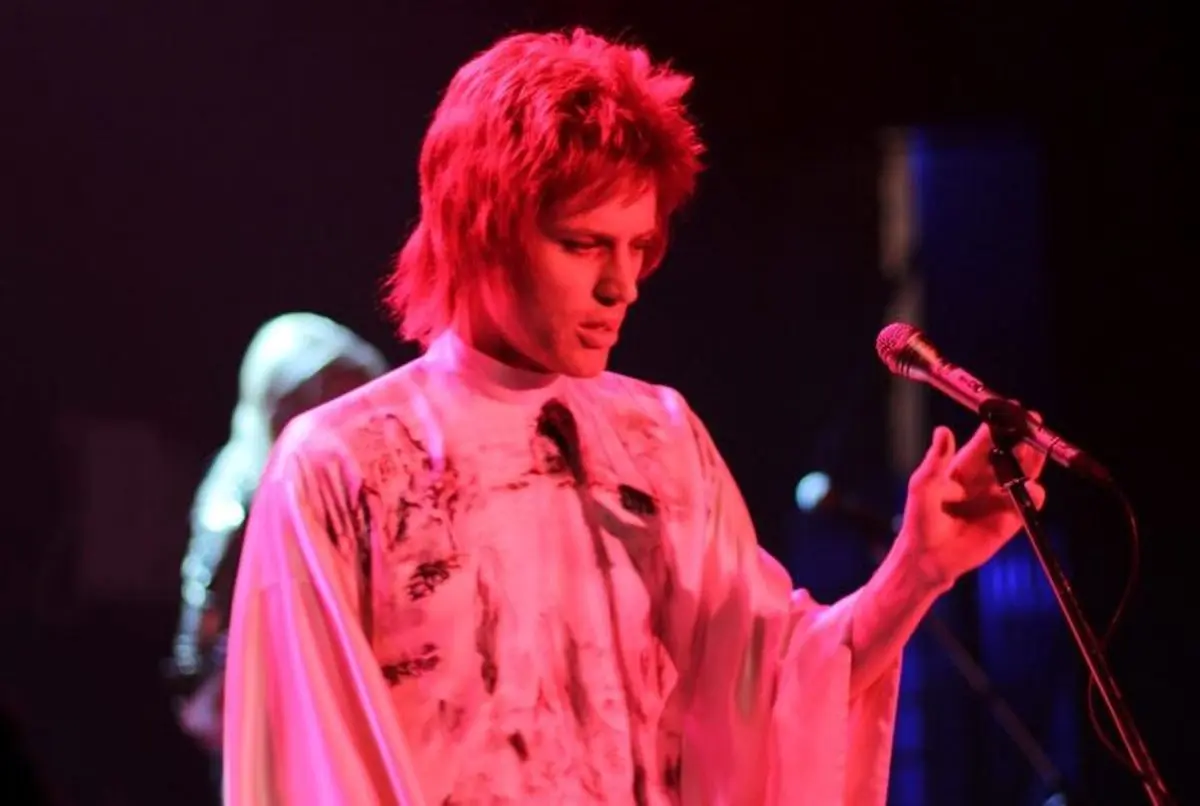 پیام‌های نفرت‌انگیز مردم برای بازیگر نقش دیوید بویی