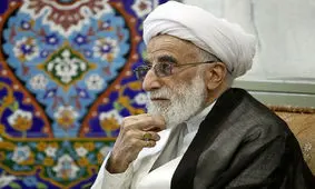 عکسی از آیت‌الله جنتی بر سر مزار آیت الله مصباح یزدی