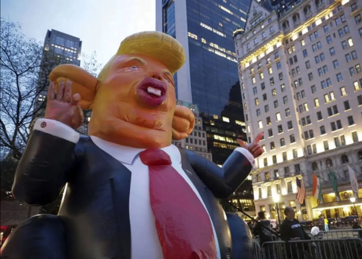 اعتراض با موش بادی شبیه ترامپ در نیویورک/ ویدئو