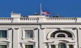 راز پرچم نیمه‌افراشته کاخ‌سفید / حریم هوایی در اطراف واشنگتن بسته شد/ طوفانی در حال رخ دادن است؟!