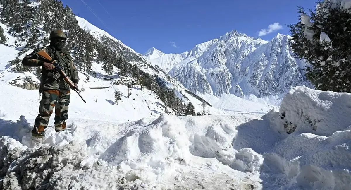 تانک‌های هند و چین روبه‌روی یکدیگر در منطقه "لداخ" کشمیر