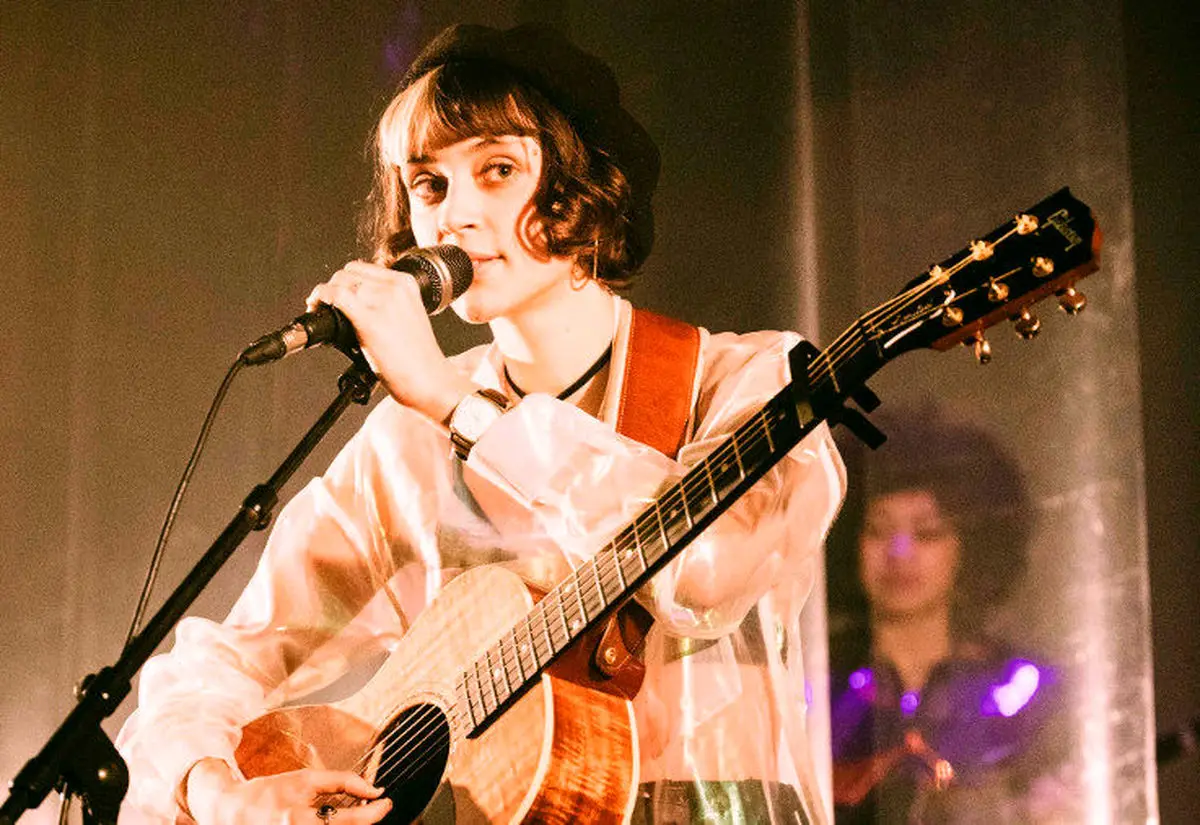 درخشش خواننده زن ۲۴ ساله‌ در فرانسه/ "پُم" از عشق می‌خواند و از مرگ!