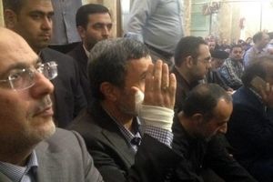 تصویری از احمدی نژاد با دست باندپیچی شده در یک مراسم ترحیم