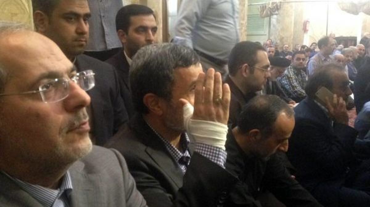 تصویری از احمدی نژاد با دست باندپیچی شده در یک مراسم ترحیم