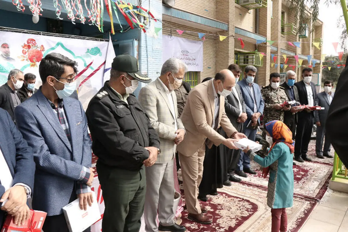 ۵۰۰ تبلت به دانش آموزان نیازمند شهرستان بم اهدا شد