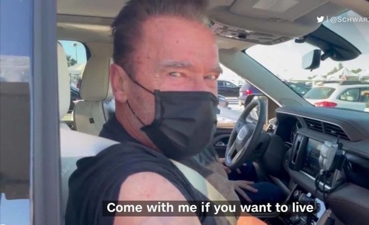 آرنولد در خودرو واکسن کرونا زد/ ویدئو