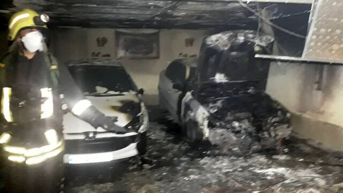 آتش سوزی 4 خودرو در پارکینگ مجتمع مسکونی در شیراز