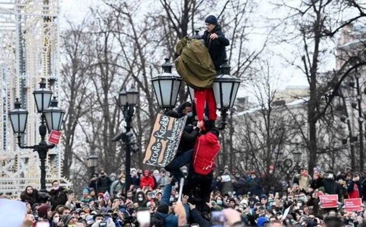 ز غوغای جهان فارغ!/ ویدئویی از تظاهرات در روسیه