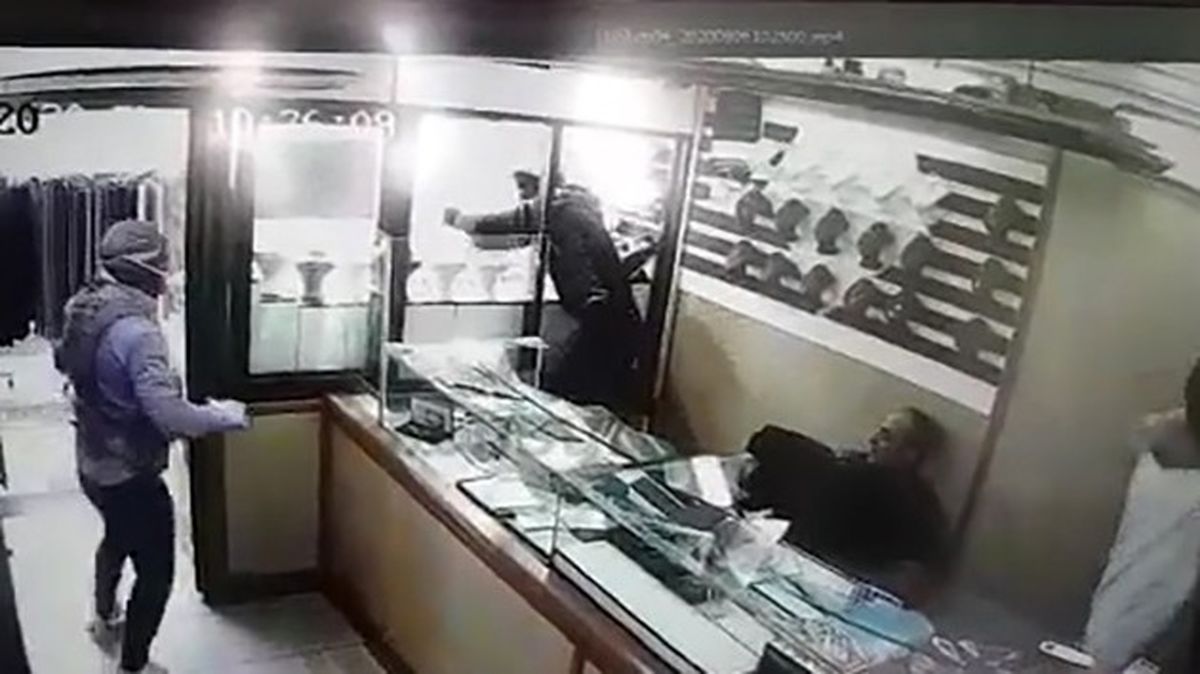 سرقت مسلحانه از یک طلا فروشی در یزد/ ویدئو