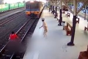خودکشی یک زن زیر قطار/ ویدئو+16
