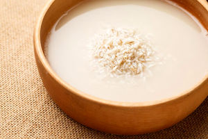 طرز تهیه آب برنج برای استعمال روی مو