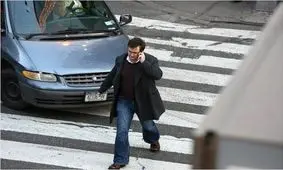 گوشی‌های هوشمند نحوه راه رفتن انسان را تغییر می‌دهد