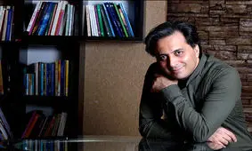 اخشابی برای سریال ده‌نمکی می‌خواند