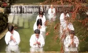 دعا در آب سرد برای پایان همه‌گیری کرونا/ ویدئو