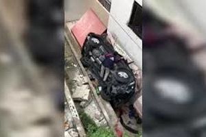 سقوط زن و دخترانش با خودرو به حیاط خانه همسایه/ ویدئو