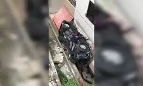 سقوط زن و دخترانش با خودرو به حیاط خانه همسایه/ ویدئو