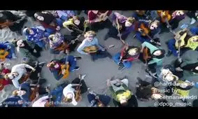 همخوانی جالب دختران و پسران موزیسین در دل کویر/ ترانه زیبای بی احساس/ ویدئو