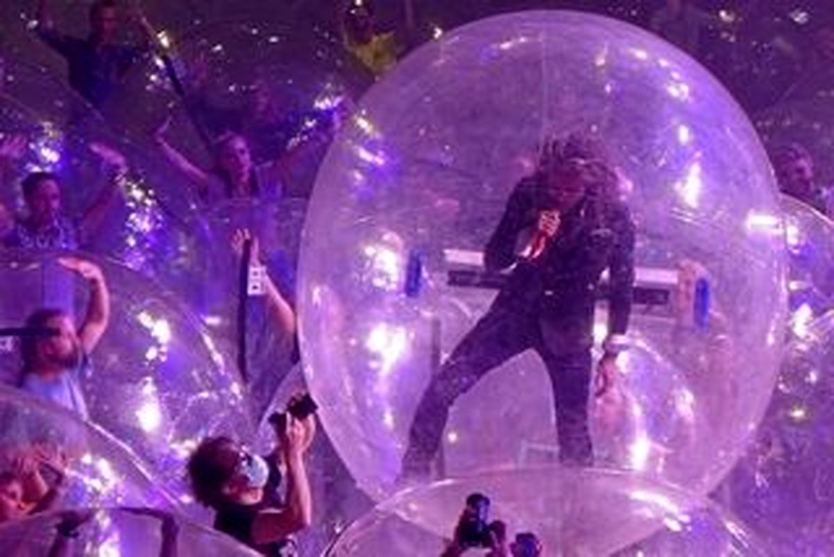 برگزاری کنسرت با کمک حباب‌های پلاستیکی/ راک‌استارها کرونا را دور زدند/ ویدئو