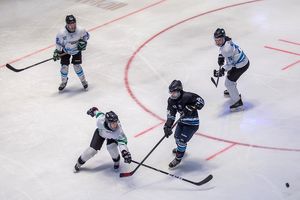 تمرین تیم ملی هاکی روی یخ زنان/ عکس