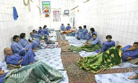 تصاویری ترسناک از کتک زدن معتادان با شلنگ در استخر آب یخ/ ویدئو