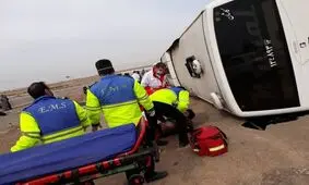 برخورد اتوبوس با گاردریل در جاده تهران-قم/ ۱۷ نفر مصدوم شدند