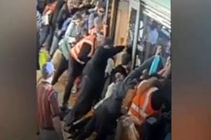 نجات عجیب مسافری که در فاصله قطار تا سکوی مترو گیر کرده بود/ ویدئو