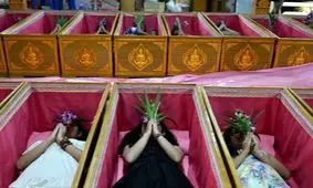 فریب مرگ با خوابیدن در تابوت/ تصاویر‌