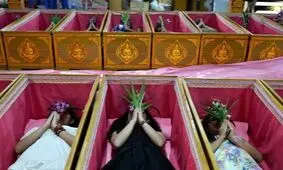 فریب مرگ با خوابیدن در تابوت/ تصاویر‌