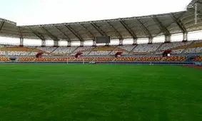 اقدام عجیب در لیگ برتر/ زمین چمن ورزشگاه فولاد آره‌نا ۱۰ متر پهن‌تر شد!/ ویدیو