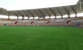 اقدام عجیب در لیگ برتر/ زمین چمن ورزشگاه فولاد آره‌نا ۱۰ متر پهن‌تر شد!/ ویدیو