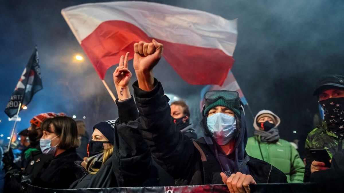 در لهستان چه می‌گذرد؟/ سومین شب اعتراضات پس از اعمال قانون ممنوعیت سقط جنین
