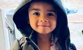 دوستی عجیب یک آهو با کودک خردسال!/ عکس