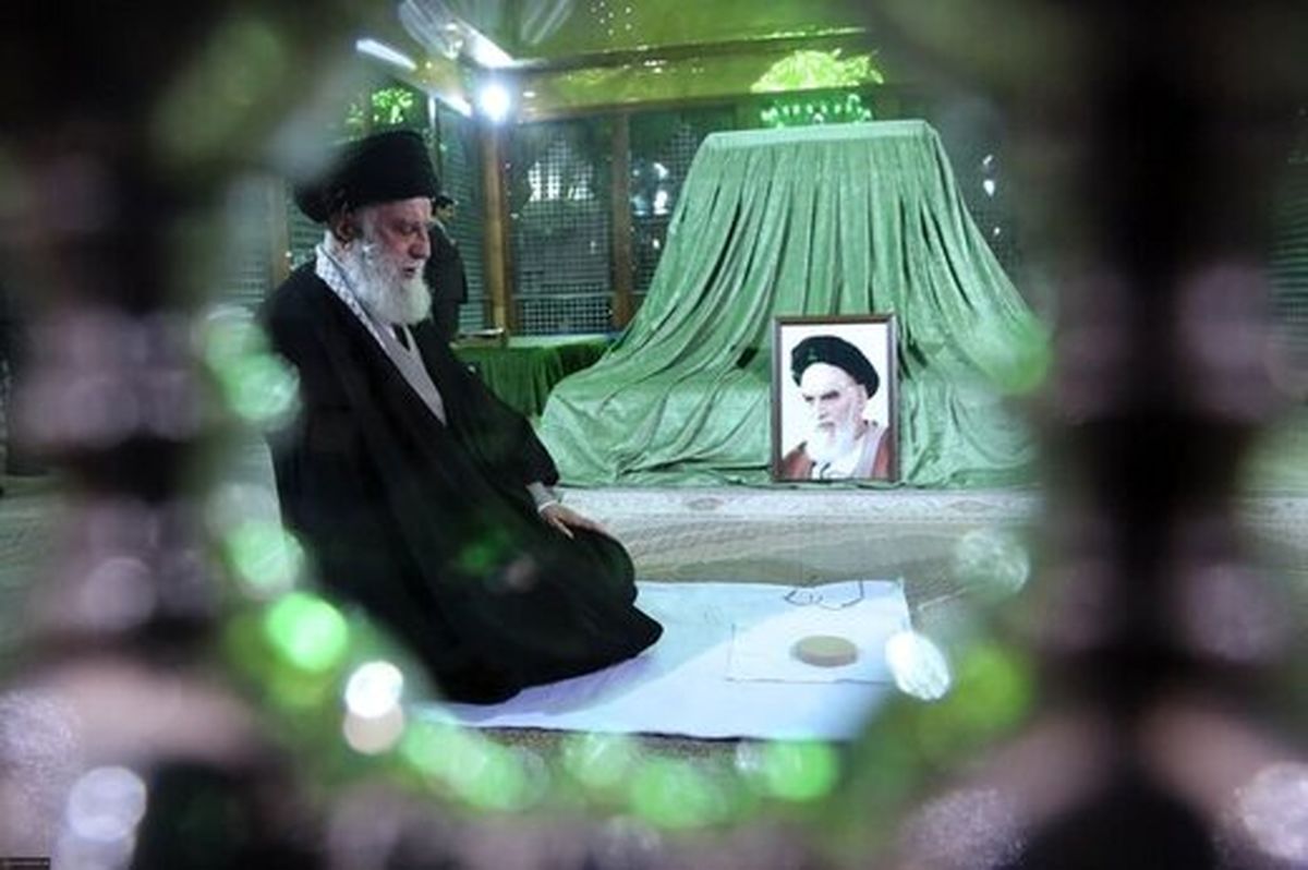 عکسی از فاتحه خوانی رهبر انقلاب بر مزار پدر موشکی ایران