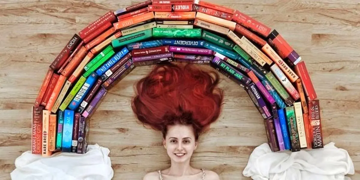 تصاویر خلاقانه دختری که علاقه خود به کتاب را با هنر درآمیخته