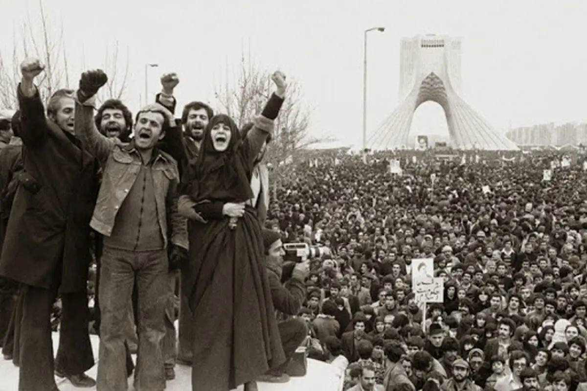 دلارهای نفتی، ما را از اهداف انقلاب دور کرد / انقلاب با تکیه بر مردم پیروز شد / برای عبور از تنگنای اقتصادی دوباره به مردم تکیه کنیم