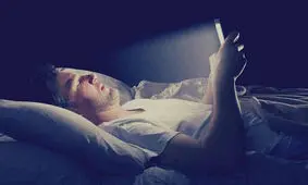 عوارض استفاده از گوشی پیش از خواب/ اینفوگرافی