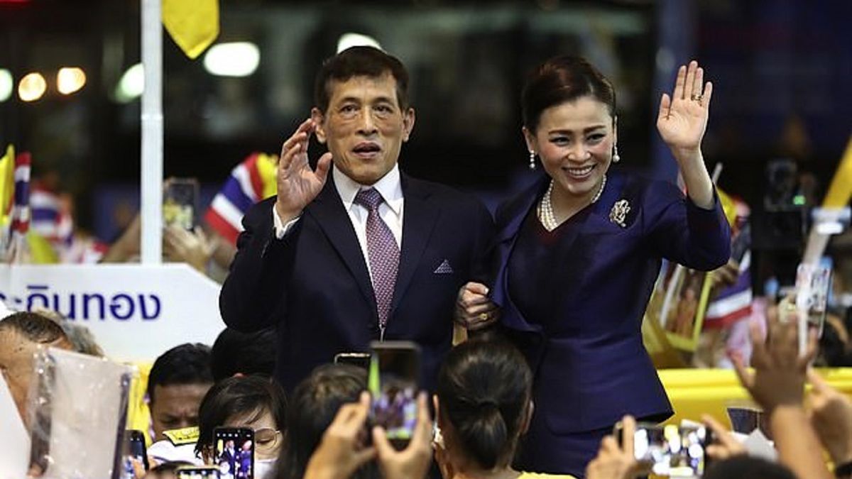 جاروکشی پادشاه تایلند و معشوقه جنجالی‌اش در زندان!