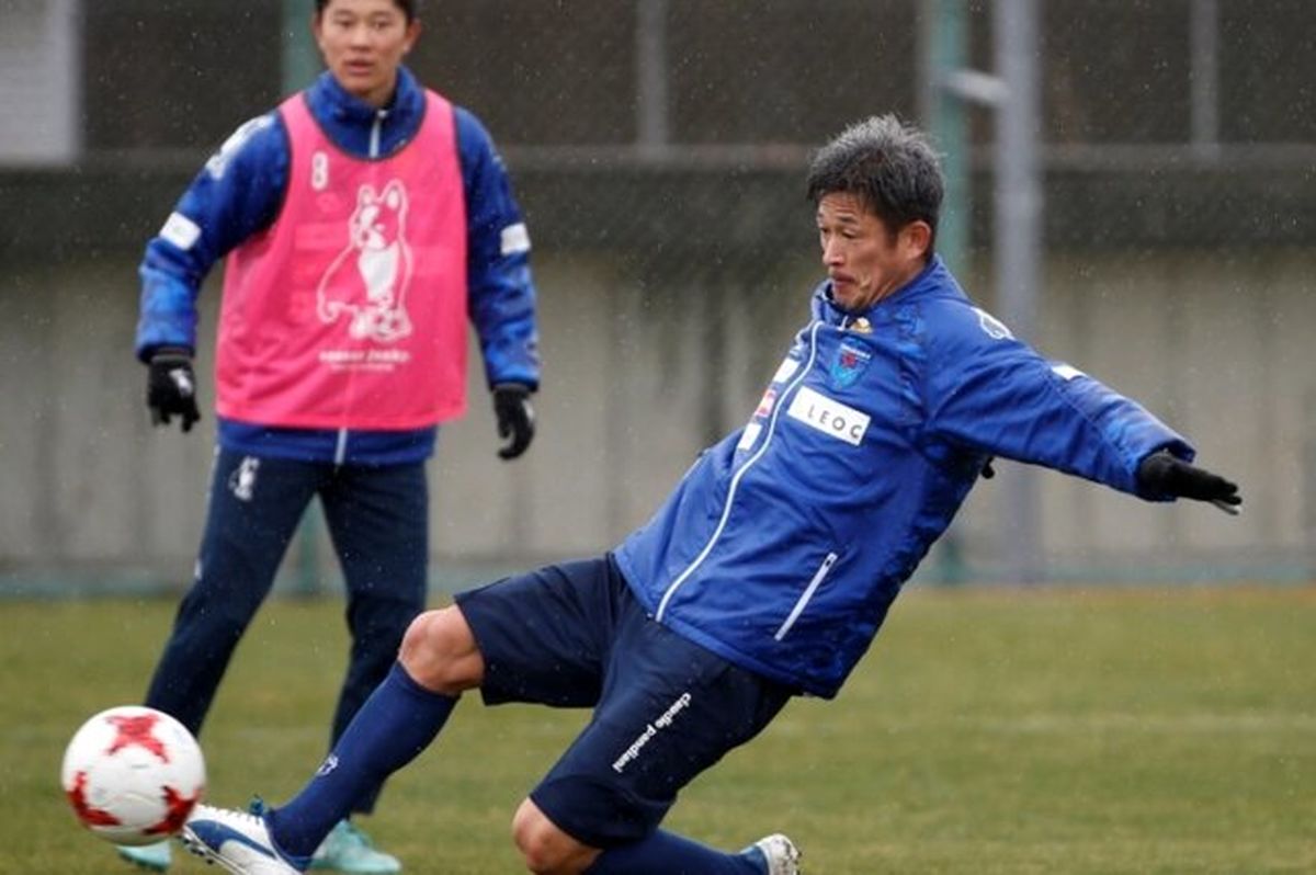 ژاپنی ۵۳ ساله چگونه همچنان فوتبال حرفه ای بازی می‌کند؟