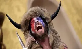 چهره‌ جنجالی حمله به کنگره آمریکا از ترامپ درخواست عفو کرد