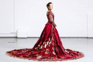 لباس زنانه‌ای که با هنر گلدوزی ۲۸ کشور خلق شد