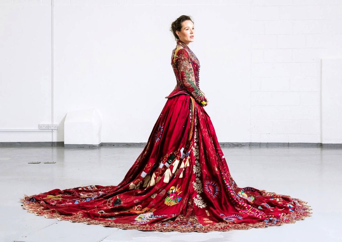 لباس زنانه‌ای که با هنر گلدوزی ۲۸ کشور خلق شد